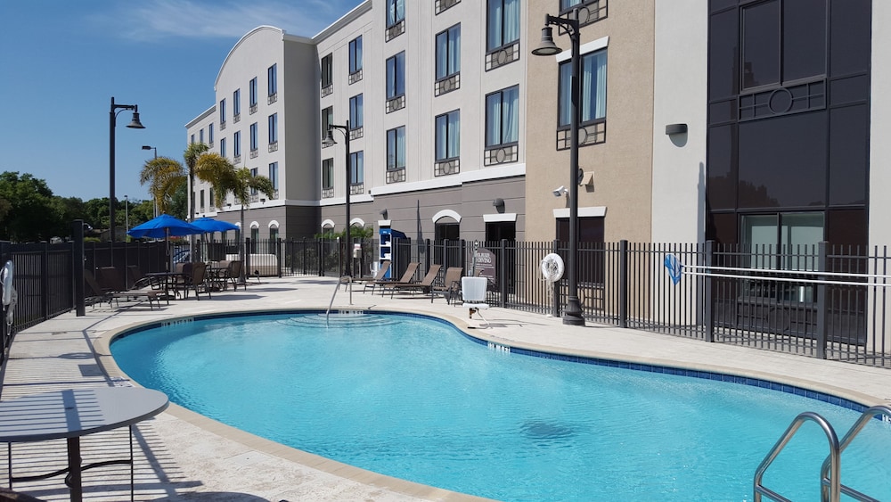 holiday inn express and suites tampa usf busch gardens