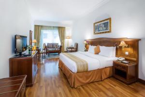 grand excelsior hotel bur dubai