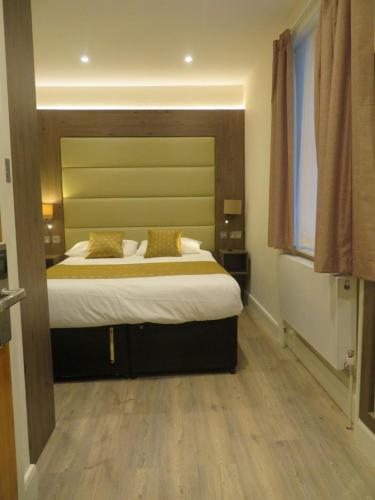 glendale hyde park hotel