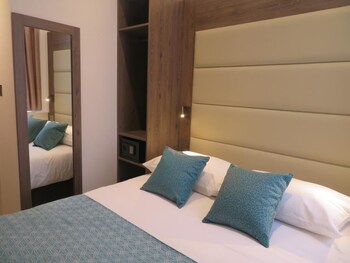 glendale hyde park hotel