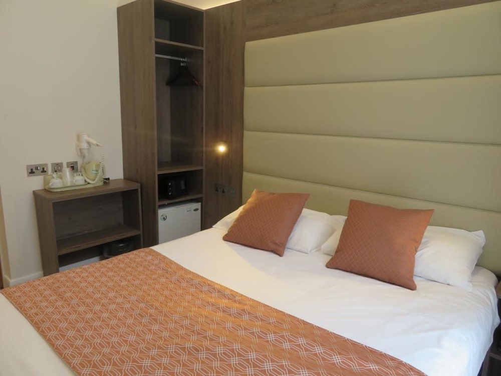 glendale hyde park hotel