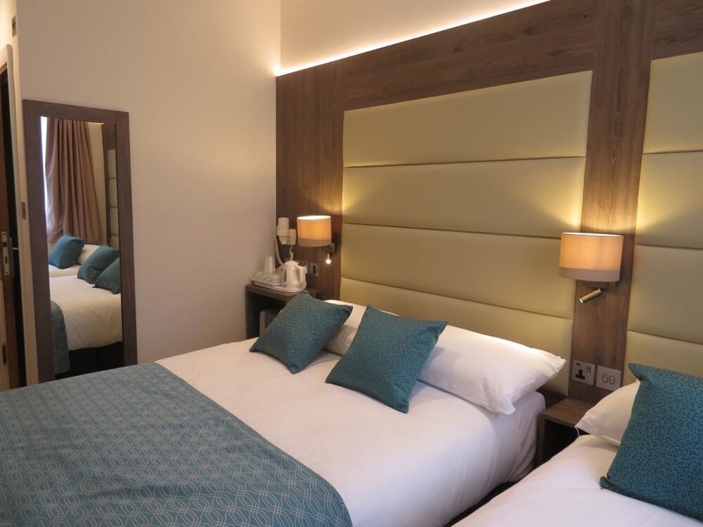 glendale hyde park hotel