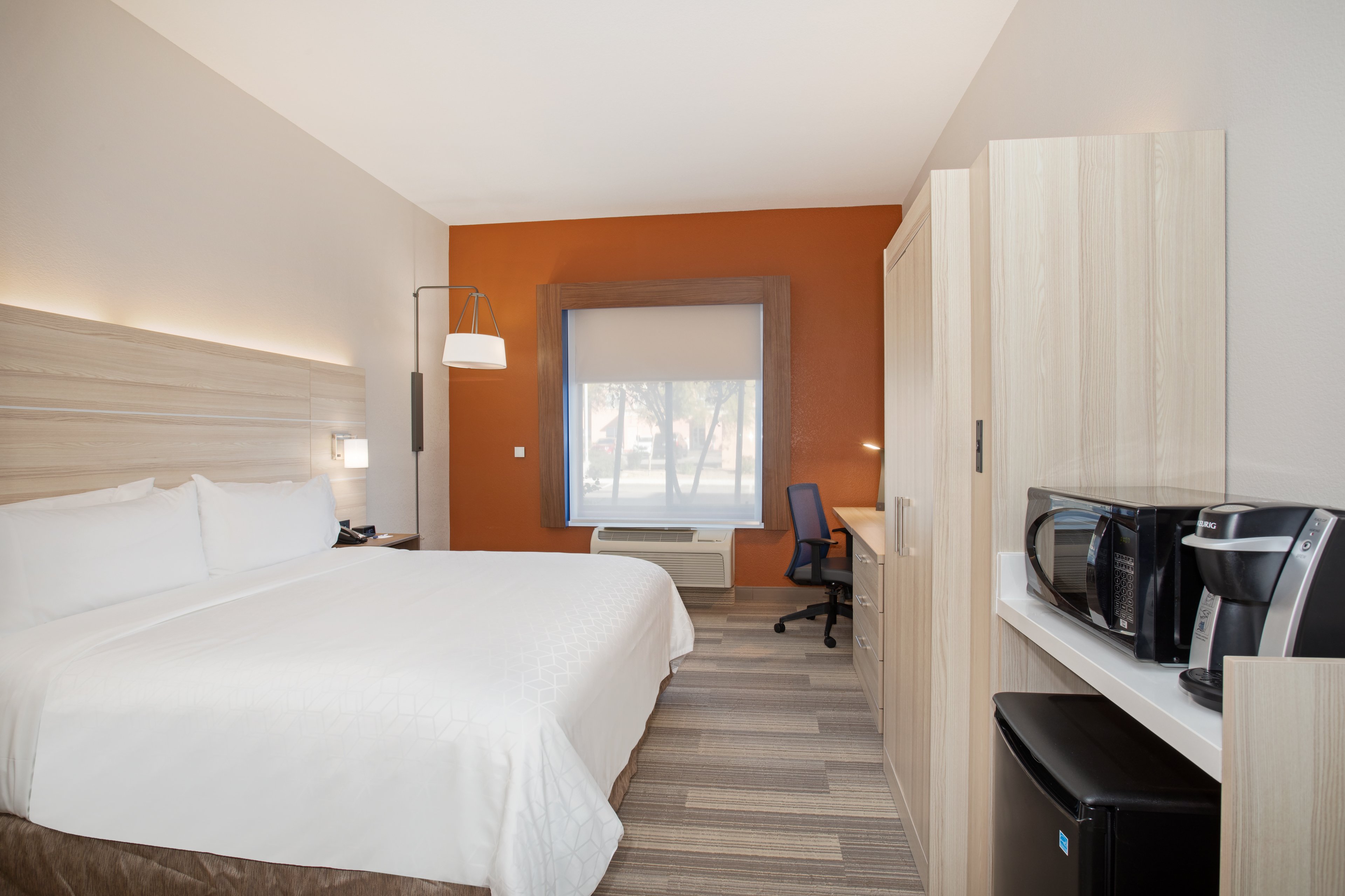 holiday inn express and suites phoenix glendale sports dist