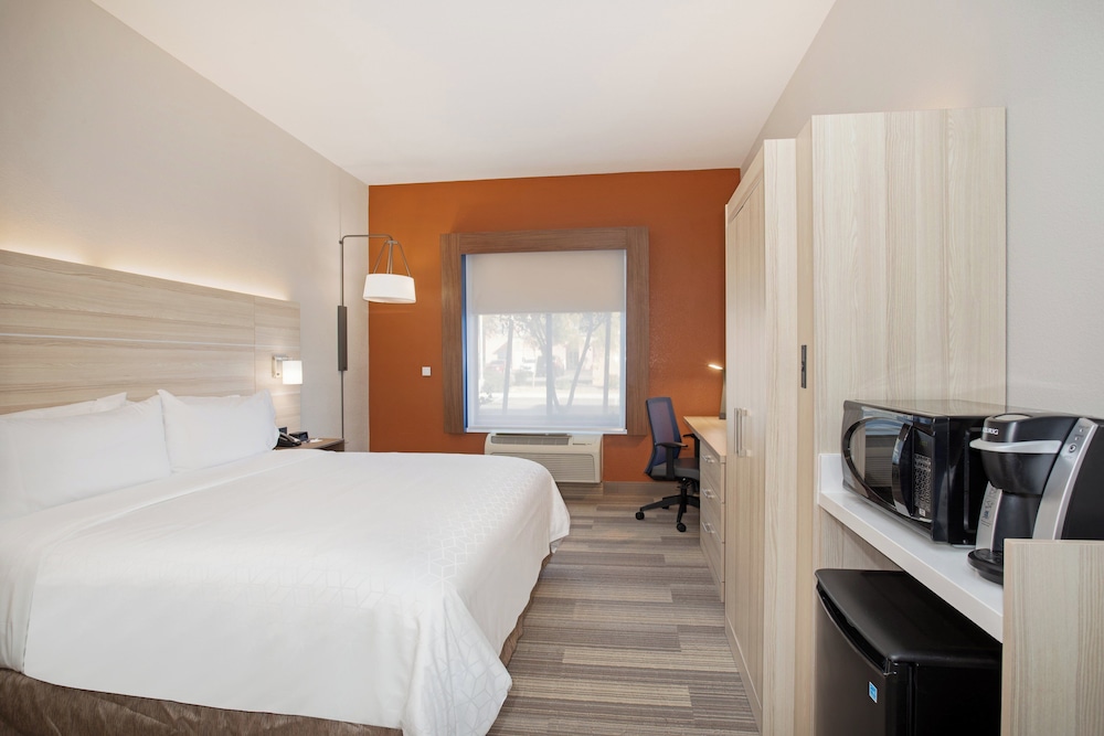 holiday inn express and suites phoenix glendale sports dist