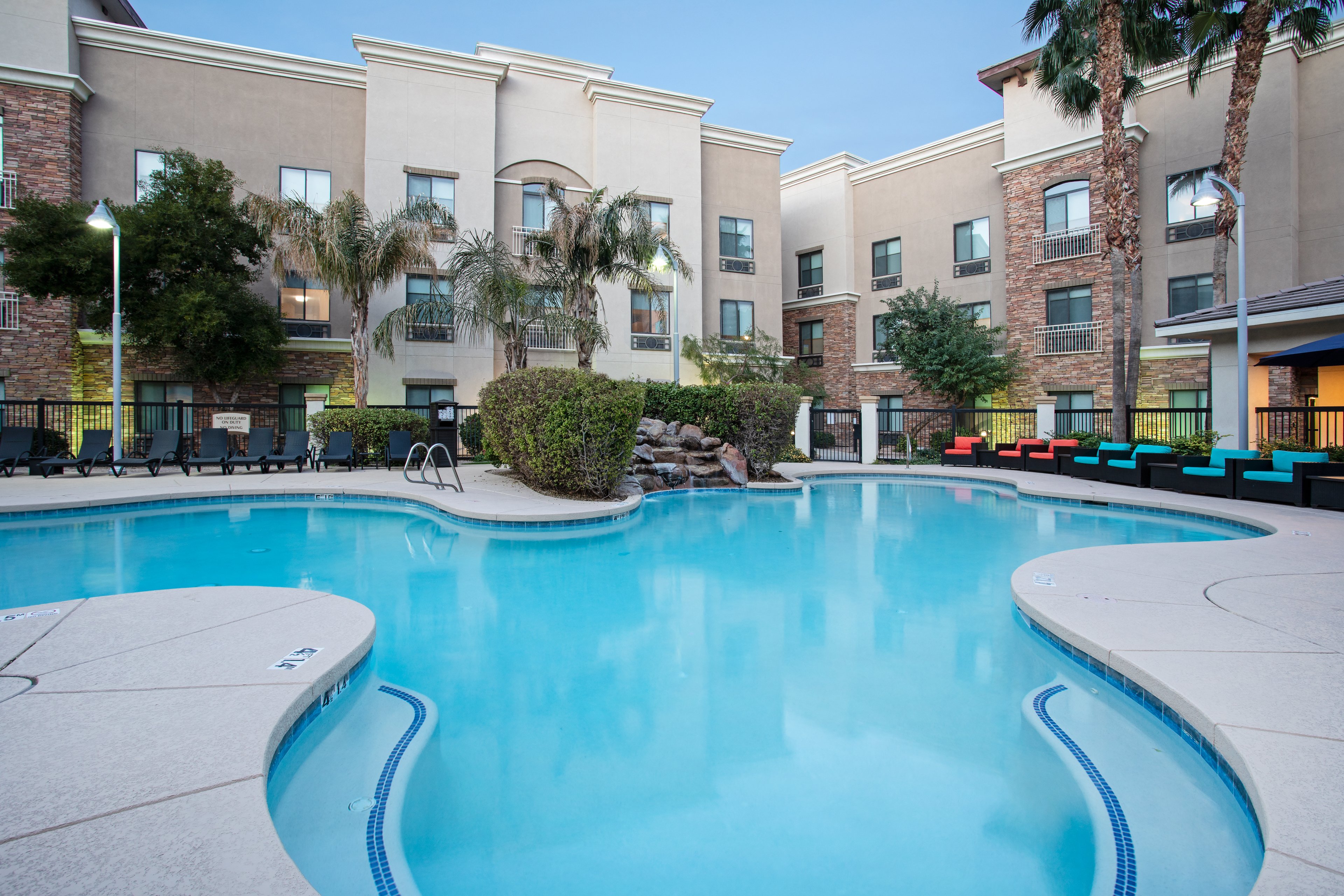 holiday inn express and suites phoenix glendale sports dist