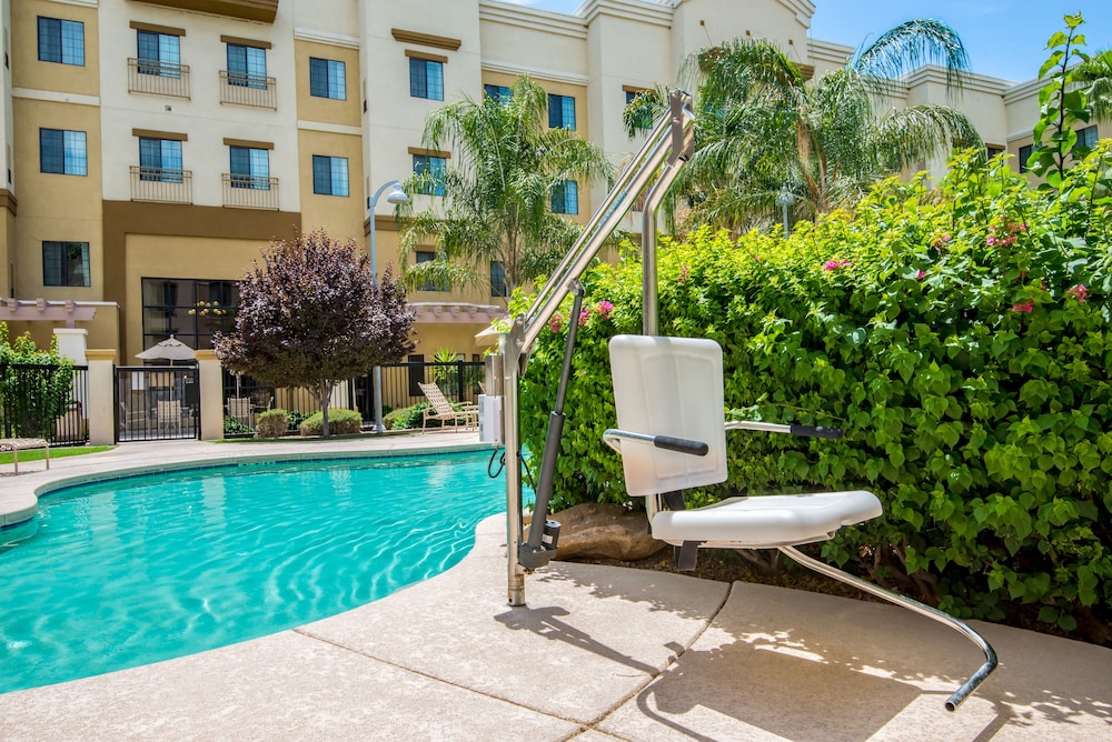 holiday inn express and suites phoenix glendale sports dist