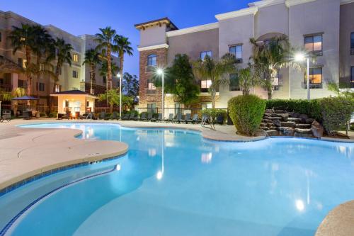 holiday inn express and suites phoenix glendale sports dist