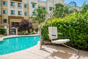 holiday inn express and suites phoenix glendale sports dist