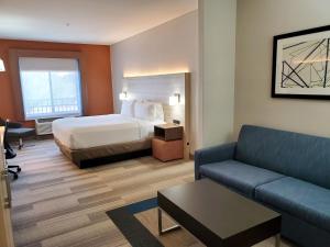 holiday inn express and suites phoenix glendale sports dist