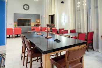 holiday inn express and suites phoenix glendale sports dist