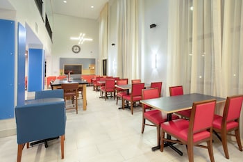 holiday inn express and suites phoenix glendale sports dist