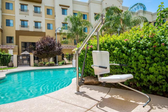 holiday inn express and suites phoenix glendale sports dist