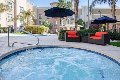 holiday inn express and suites phoenix glendale sports dist