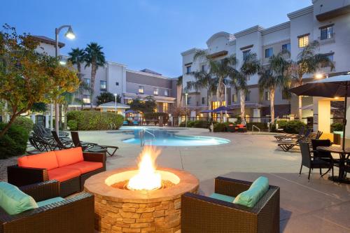 holiday inn express and suites phoenix glendale sports dist