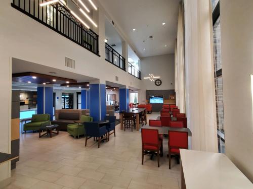 holiday inn express and suites phoenix glendale sports dist