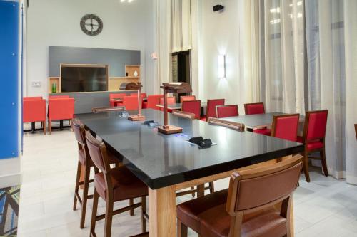 holiday inn express and suites phoenix glendale sports dist