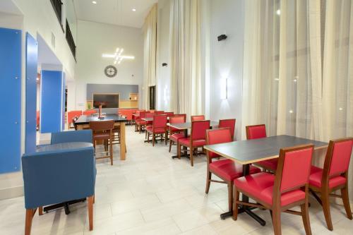holiday inn express and suites phoenix glendale sports dist