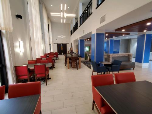 holiday inn express and suites phoenix glendale sports dist