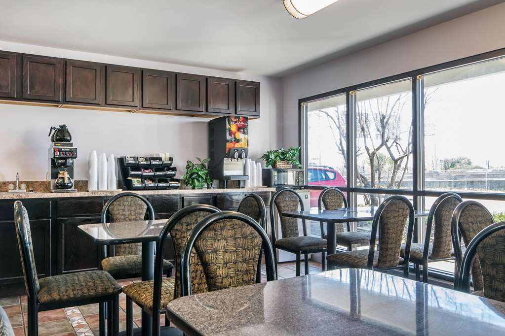 studio 6 suites louisville ky airport expo center