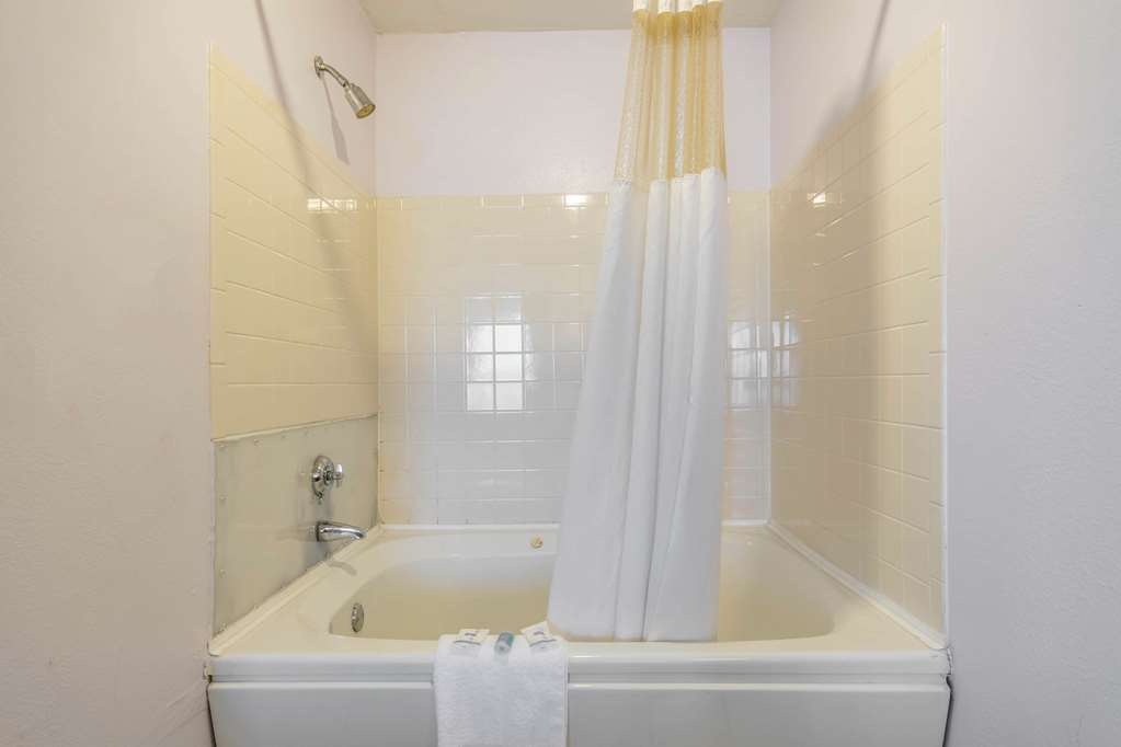 studio 6 suites louisville ky airport expo center