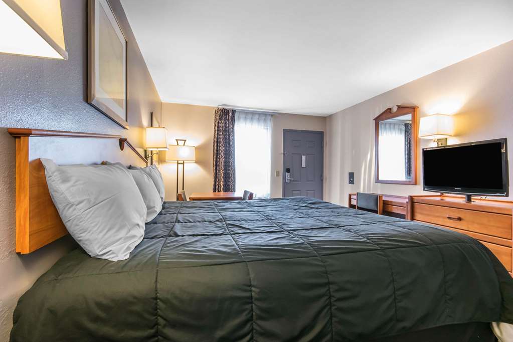 studio 6 suites louisville ky airport expo center
