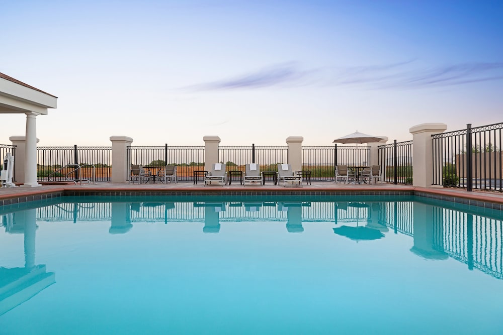 holiday inn express and suites shawnee by ihg