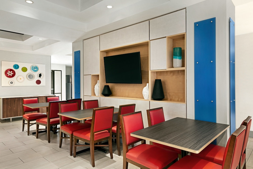 holiday inn express and suites shawnee by ihg