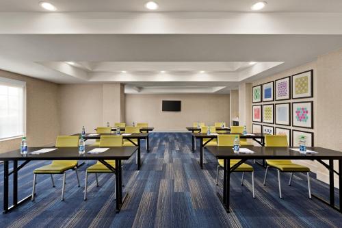 holiday inn express and suites shawnee by ihg