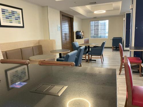 holiday inn express ada by ihg