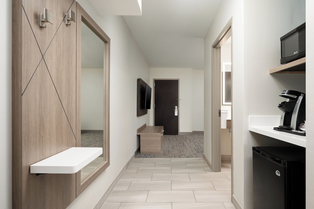 holiday inn express and suites newport s by ihg
