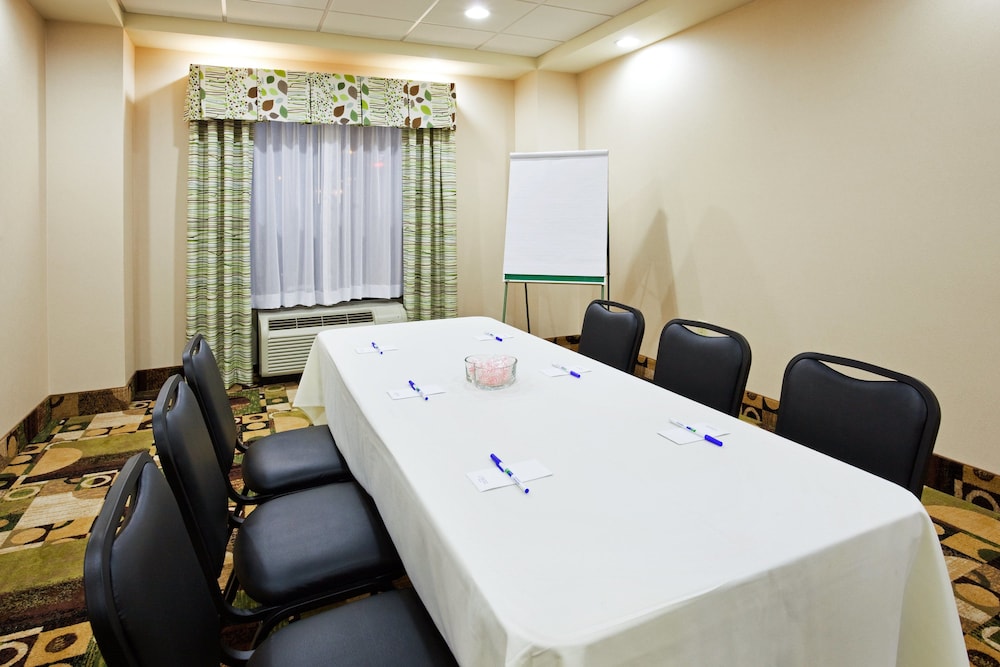 holiday inn express and suites newport s by ihg