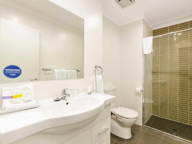 quality suites pioneer sands