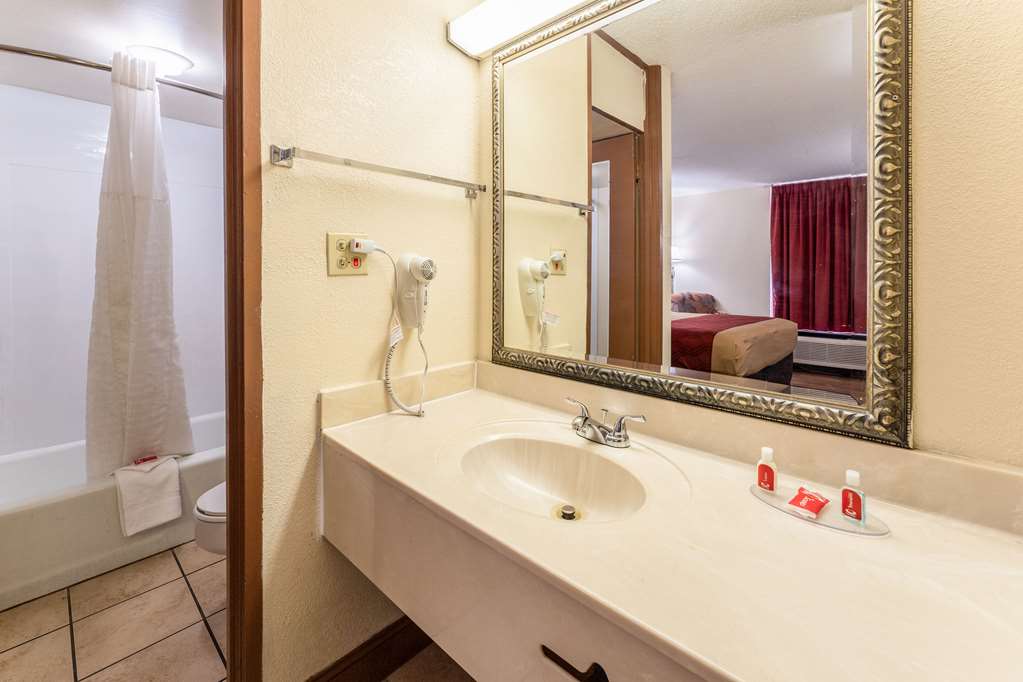 econo lodge inn and suites macon