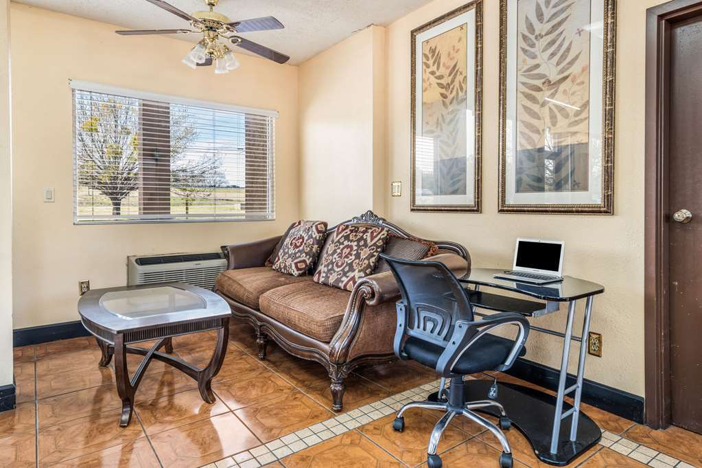 econo lodge inn and suites macon