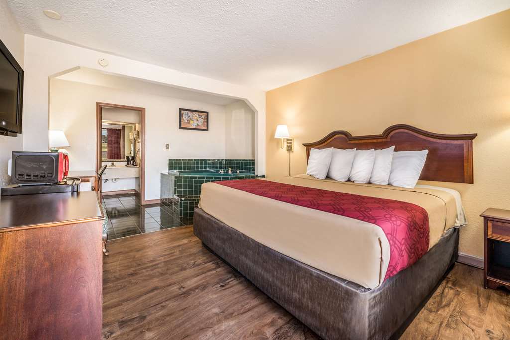 econo lodge inn and suites macon