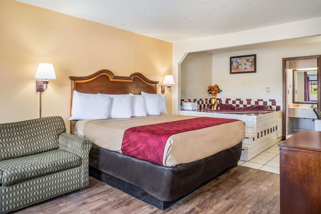 econo lodge inn and suites macon