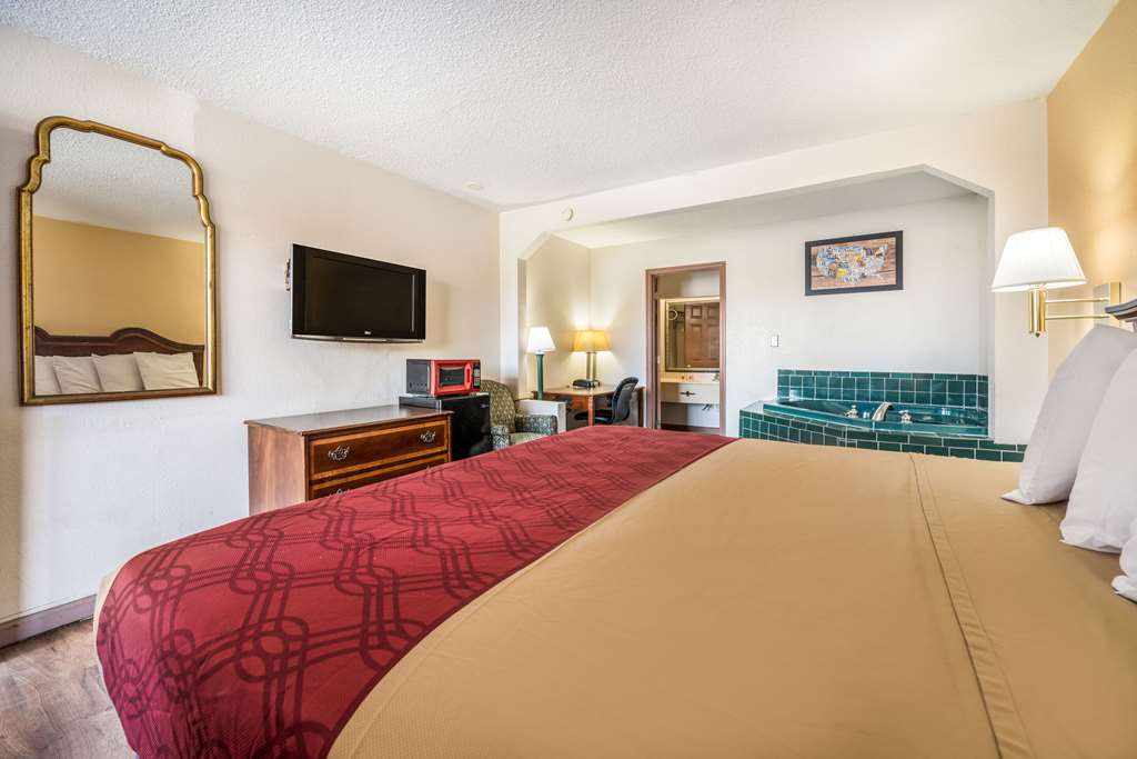 econo lodge inn and suites macon