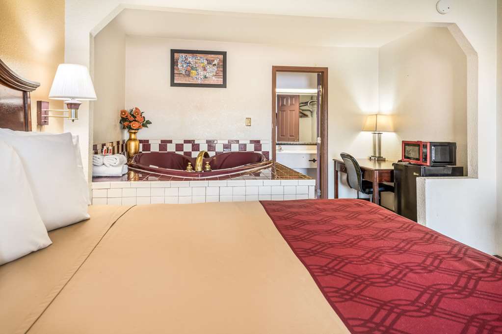 econo lodge inn and suites macon