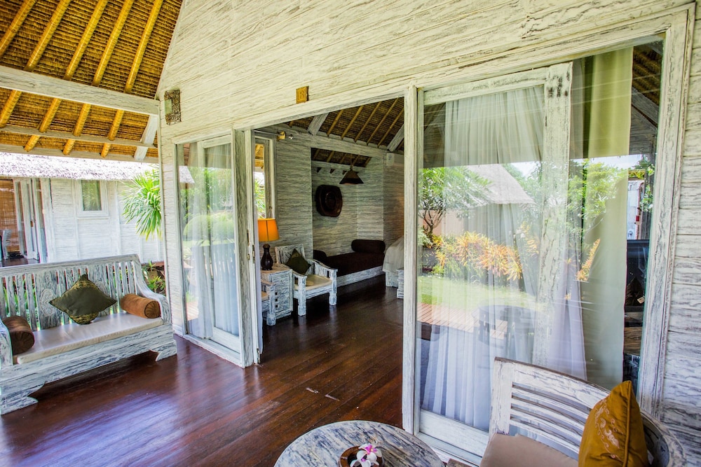 lembongan bay shore huts