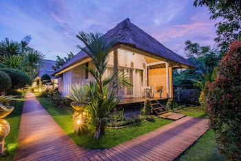 lembongan bay shore huts