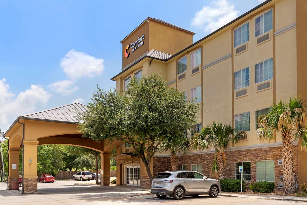 comfort inn and suites near six flags and medical center