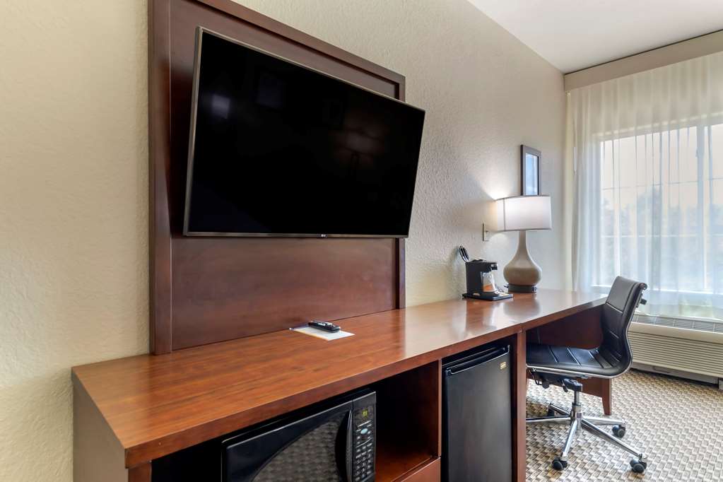 comfort inn and suites near six flags and medical center