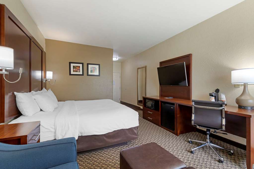 comfort inn and suites near six flags and medical center