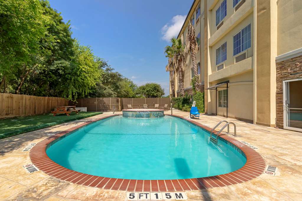 comfort inn and suites near six flags and medical center
