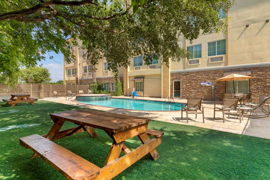 comfort inn and suites near six flags and medical center