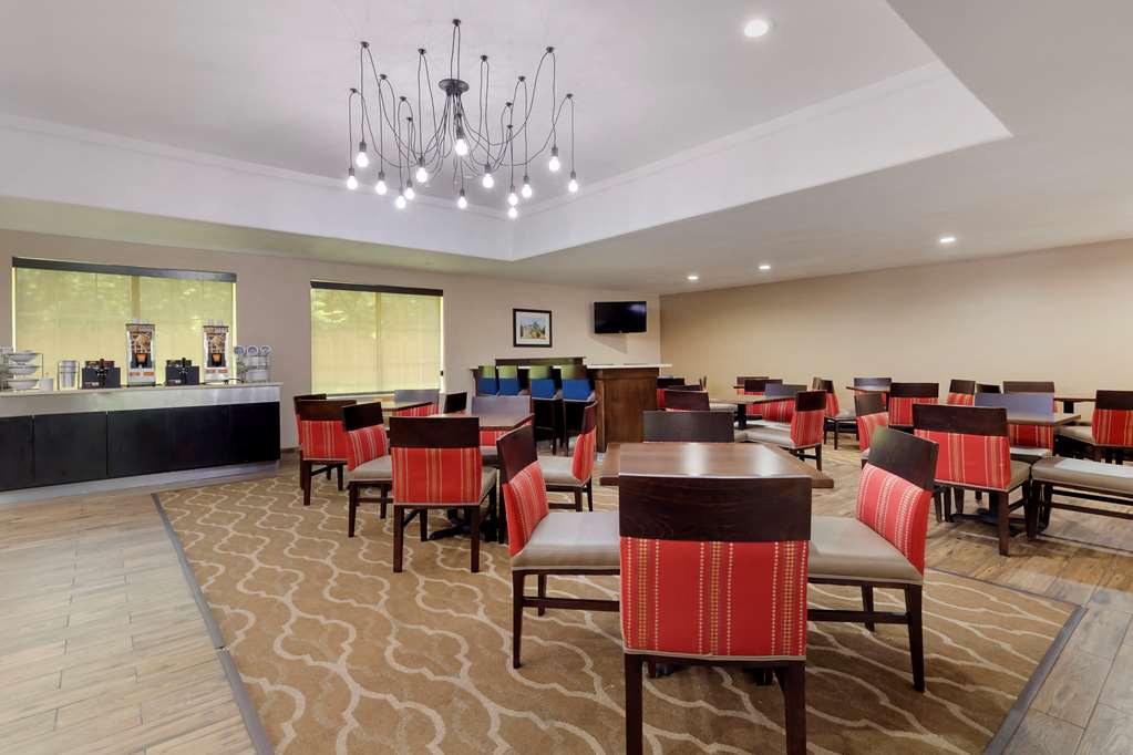 comfort inn and suites near six flags and medical center