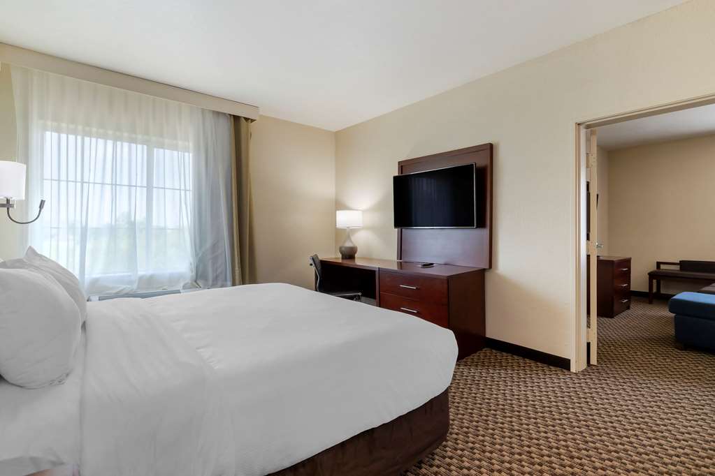 comfort inn and suites near six flags and medical center