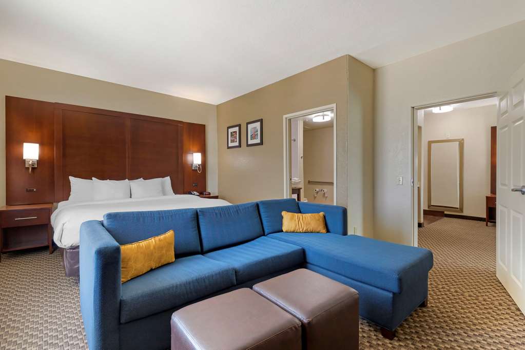 comfort inn and suites near six flags and medical center