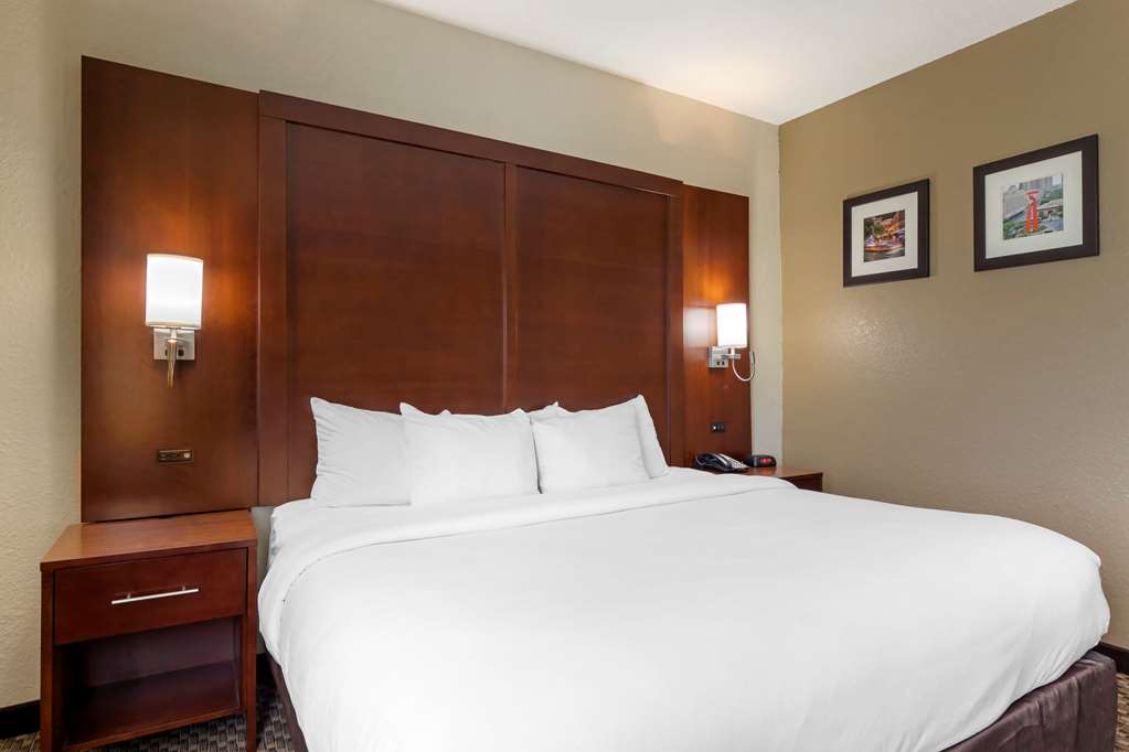comfort inn and suites near six flags and medical center