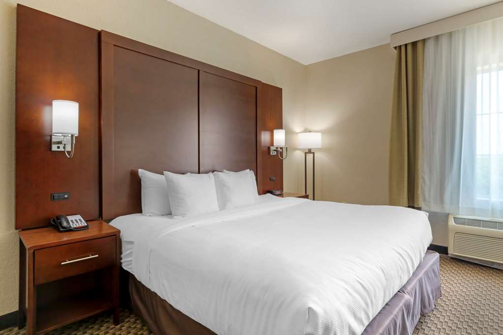 comfort inn and suites near six flags and medical center